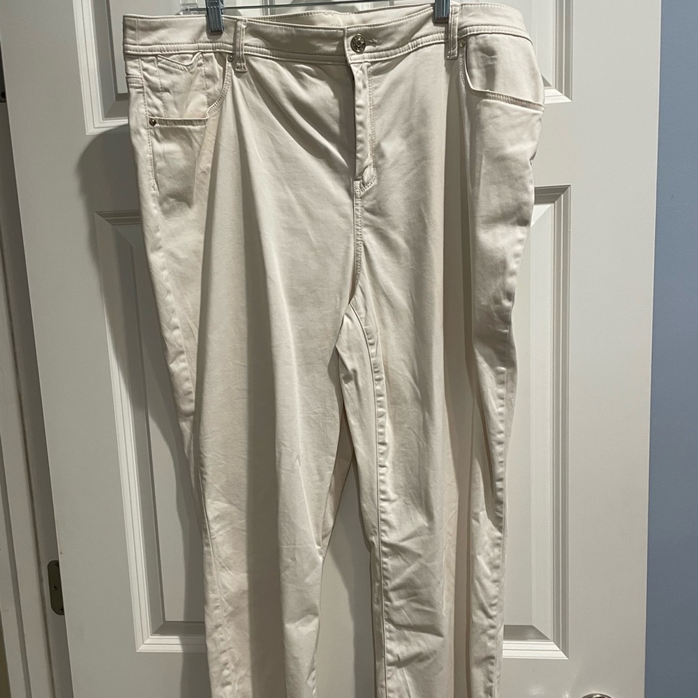 Chico’s Sateen Slim Crops- The Platinum Crop, Size 3.5, Beige